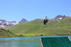 Alpins et freestylers au Water jump de Tignes.