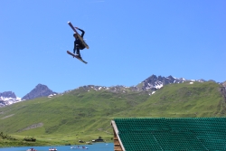 Alpins et freestylers au Water jump de Tignes.